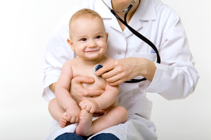 pediatra examinando bebe